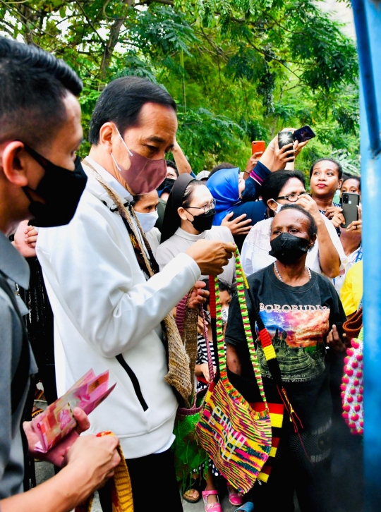 Ketika Jokowi Beli Noken dari Mama-Mama Papua di Pinggir Jalan