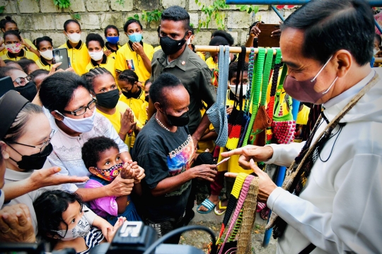 Ketika Jokowi Beli Noken dari Mama-Mama Papua di Pinggir Jalan