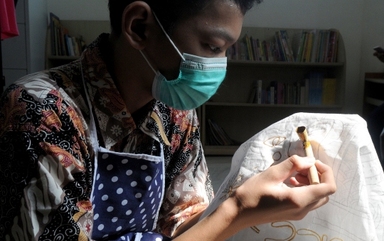 Berkarya dengan Canting di Hari Batik Nasional