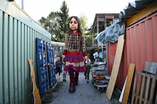 Aksi Boneka ''Little Amal'' Jalan Kaki 8.000 Kilometer Melintasi Eropa