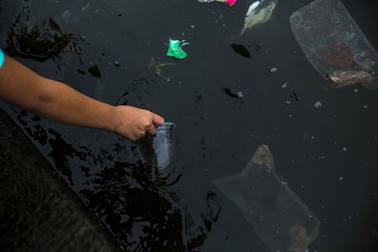 Kondisi Air Laut di Muara Angke yang Tercemar Paracetamol