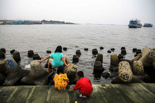 Kondisi Air Laut di Muara Angke yang Tercemar Paracetamol