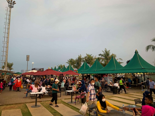 Pelonggaran Tempat Wisata, Pantai Pasir Putih PIK Ramai Wisatawan