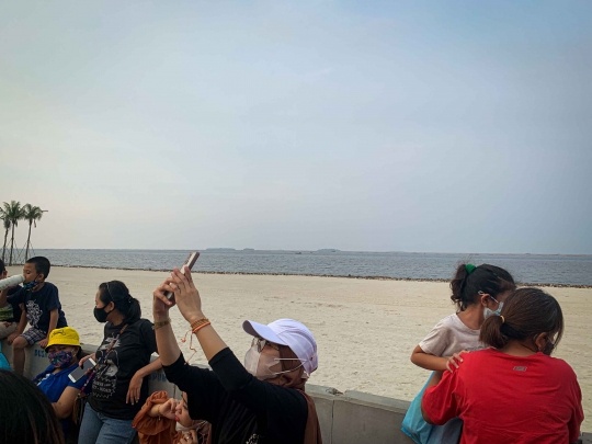 Pelonggaran Tempat Wisata, Pantai Pasir Putih PIK Ramai Wisatawan