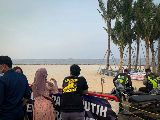 Pelonggaran Tempat Wisata, Pantai Pasir Putih PIK Ramai Wisatawan