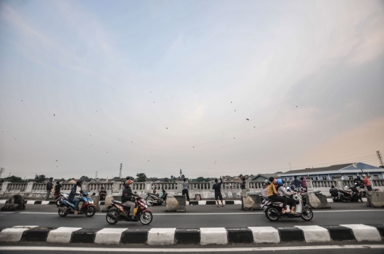 Keseruan Warga Bermain Layangan di Flyover