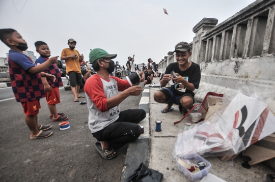 Keseruan Warga Bermain Layangan di Flyover