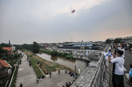 Keseruan Warga Bermain Layangan di Flyover