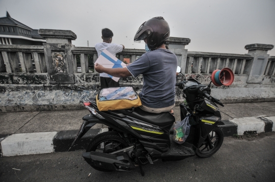 Keseruan Warga Bermain Layangan di Flyover