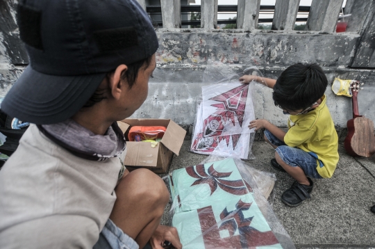 Keseruan Warga Bermain Layangan di Flyover