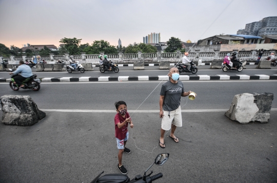 Keseruan Warga Bermain Layangan di Flyover