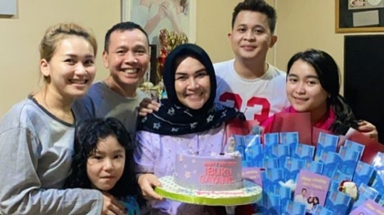 5 Potret Ulang Tahun Umi Kalsum, Ini Kejutan Istimewa Ayu Ting Ting Buat Ibunda