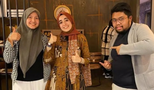 Potret Cewek Turki Kekasih LDR Pemuda Indonesia Berbusana Batik, Makin Cantik & Ayu