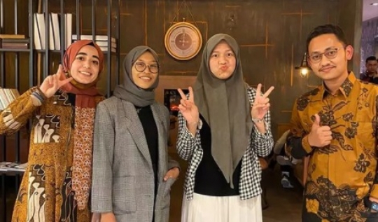 Potret Cewek Turki Kekasih LDR Pemuda Indonesia Berbusana Batik, Makin Cantik & Ayu