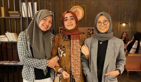Potret Cewek Turki Kekasih LDR Pemuda Indonesia Berbusana Batik, Makin Cantik & Ayu