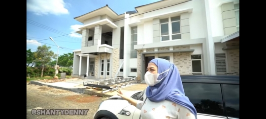 6 Potret Rumah Baru Shanty, Dua Lantai dan Bersebelahan dengan Rumah Denny Cagur