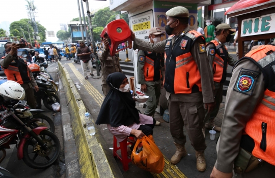 Satpol PP Tertibkan PKL yang Berjualan di Trotoar Tanah Abang