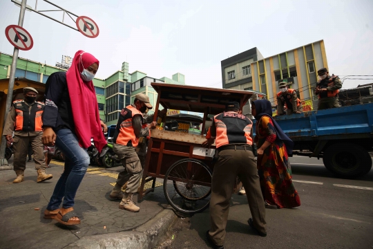 Satpol PP Tertibkan PKL yang Berjualan di Trotoar Tanah Abang