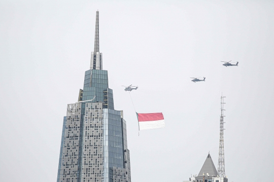 HUT TNI, Bendera Merah Putih Raksasa Berkibar di Langit Jakarta