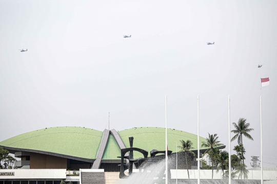 HUT TNI, Bendera Merah Putih Raksasa Berkibar di Langit Jakarta