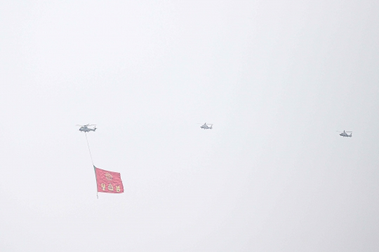 HUT TNI, Bendera Merah Putih Raksasa Berkibar di Langit Jakarta