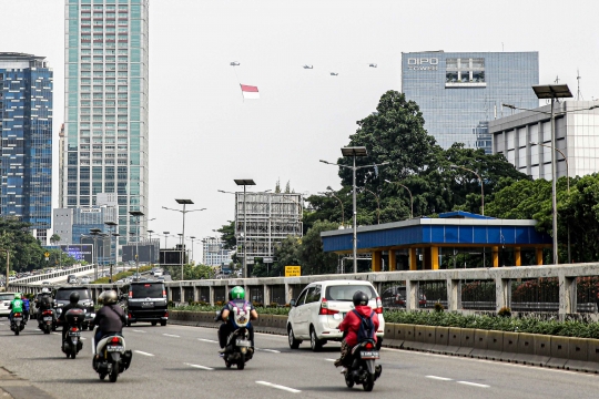 HUT TNI, Bendera Merah Putih Raksasa Berkibar di Langit Jakarta