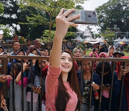 Potret Natalie Zenn Pemain 'Naluri Hati' yang Tampil Cantik Pakai Baju Warna Pink