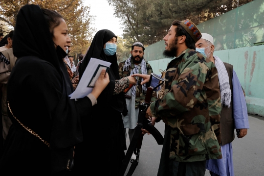 Warga Afghanistan Ramai-Ramai Urus Permohonan Visa Iran