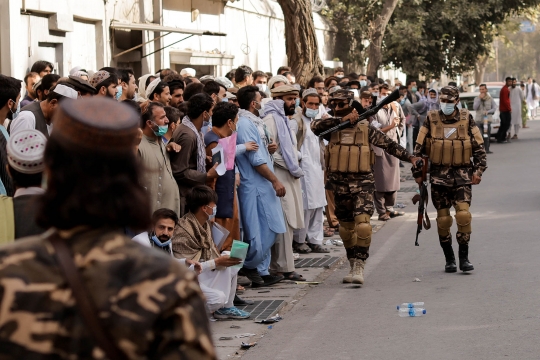 Warga Afghanistan Ramai-Ramai Urus Permohonan Visa Iran