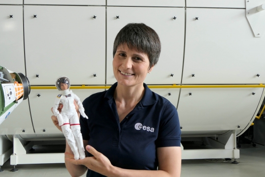 Astronot Ajak Boneka Barbie Melayang di Gravitasi Nol
