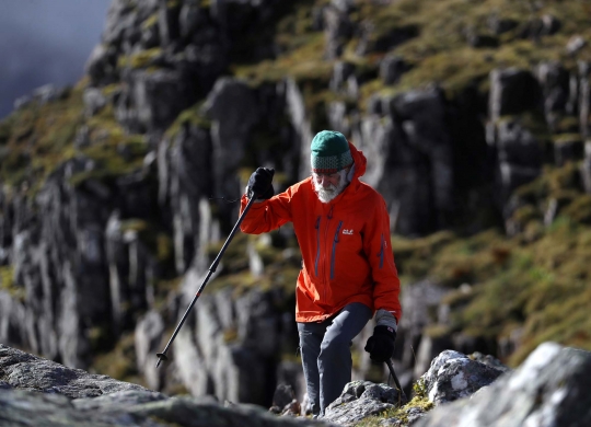 Kisah Kakek 81 Tahun Mendaki Gunung untuk Istrinya yang Sakit