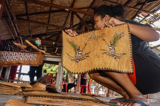 Uniknya Souvenir PON Papua, dari Lukisan Kulit Kayu hingga Replika Perahu