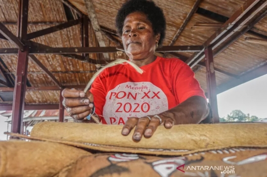 Uniknya Souvenir PON Papua, dari Lukisan Kulit Kayu hingga Replika Perahu