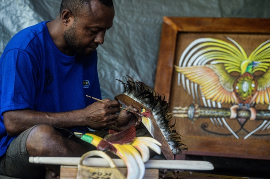 Uniknya Souvenir PON Papua, dari Lukisan Kulit Kayu hingga Replika Perahu