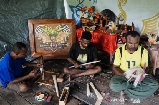 Uniknya Souvenir PON Papua, dari Lukisan Kulit Kayu hingga Replika Perahu