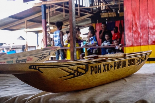 Uniknya Souvenir PON Papua, dari Lukisan Kulit Kayu hingga Replika Perahu