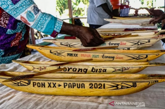 Uniknya Souvenir PON Papua, dari Lukisan Kulit Kayu hingga Replika Perahu