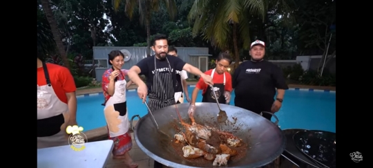 Potret Seru Sarwendah Masak Lobster Bersama Chef Norman, Dibantu Betrand dan Ruben