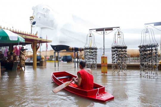 Puluhan Kuil di Kota Bersejarah Thailand Terendam Banjir