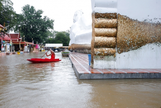 Puluhan Kuil di Kota Bersejarah Thailand Terendam Banjir