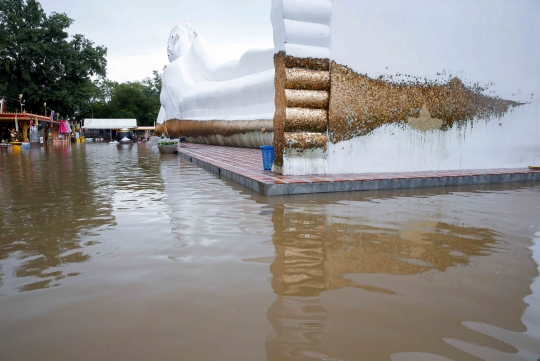 Puluhan Kuil di Kota Bersejarah Thailand Terendam Banjir