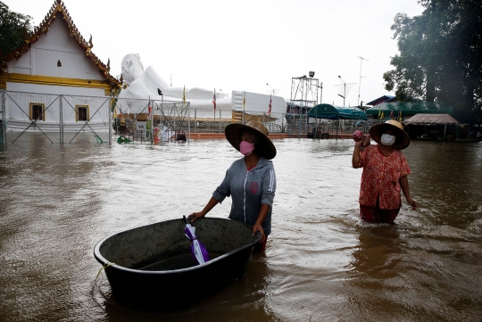 Puluhan Kuil di Kota Bersejarah Thailand Terendam Banjir