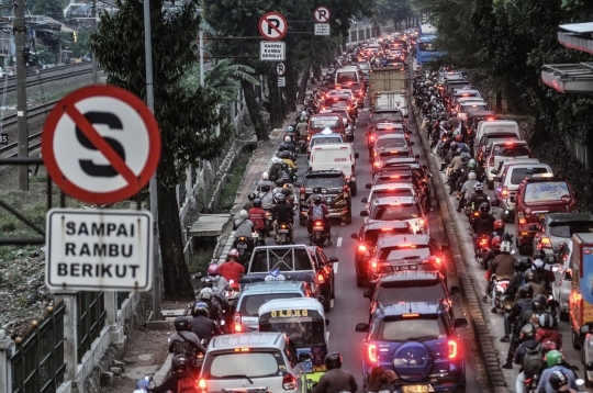 Waspada Kemacetan di Jalan I Gusti Ngurah Rai Imbas Proyek Galian