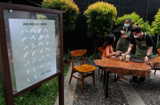 Kafe Mempekerjakan Penyandang Tunarungu di Bintaro
