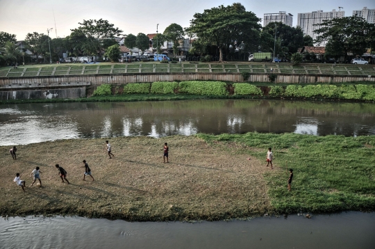 Bermain Bola di 'Pulau' Kanal Banjir Timur