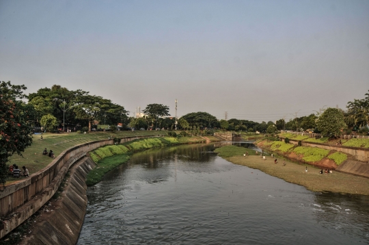 Bermain Bola di 'Pulau' Kanal Banjir Timur