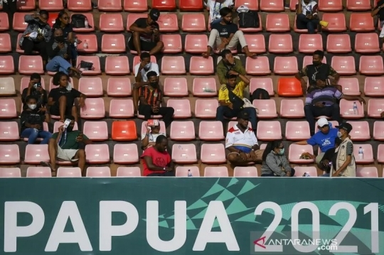Antusias Warga Menyaksikan Sepak Bola Putra di PON Papua