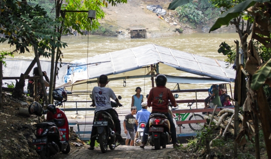 Potret Jasa Perahu Eretan di Sungai Cisadane Tangerang