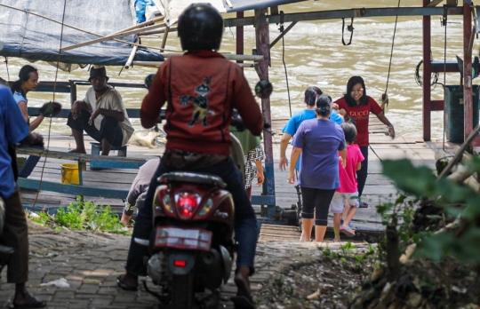 Potret Jasa Perahu Eretan di Sungai Cisadane Tangerang