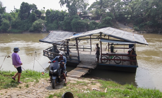 Potret Jasa Perahu Eretan di Sungai Cisadane Tangerang